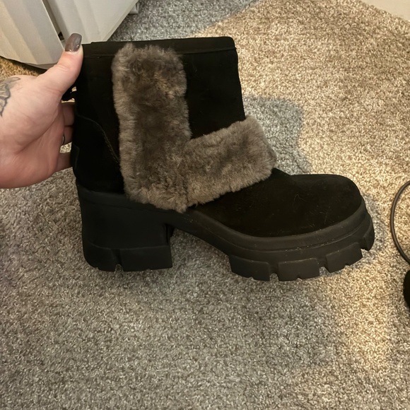 UGG womens size 8 1/2 brooklyn sunburst fashion boots. Worn once - Picture 3 of 5